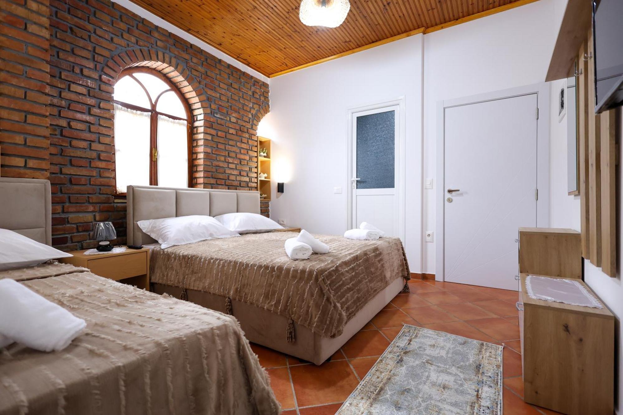 Hotel Boutique Buzi Berat Exterior photo