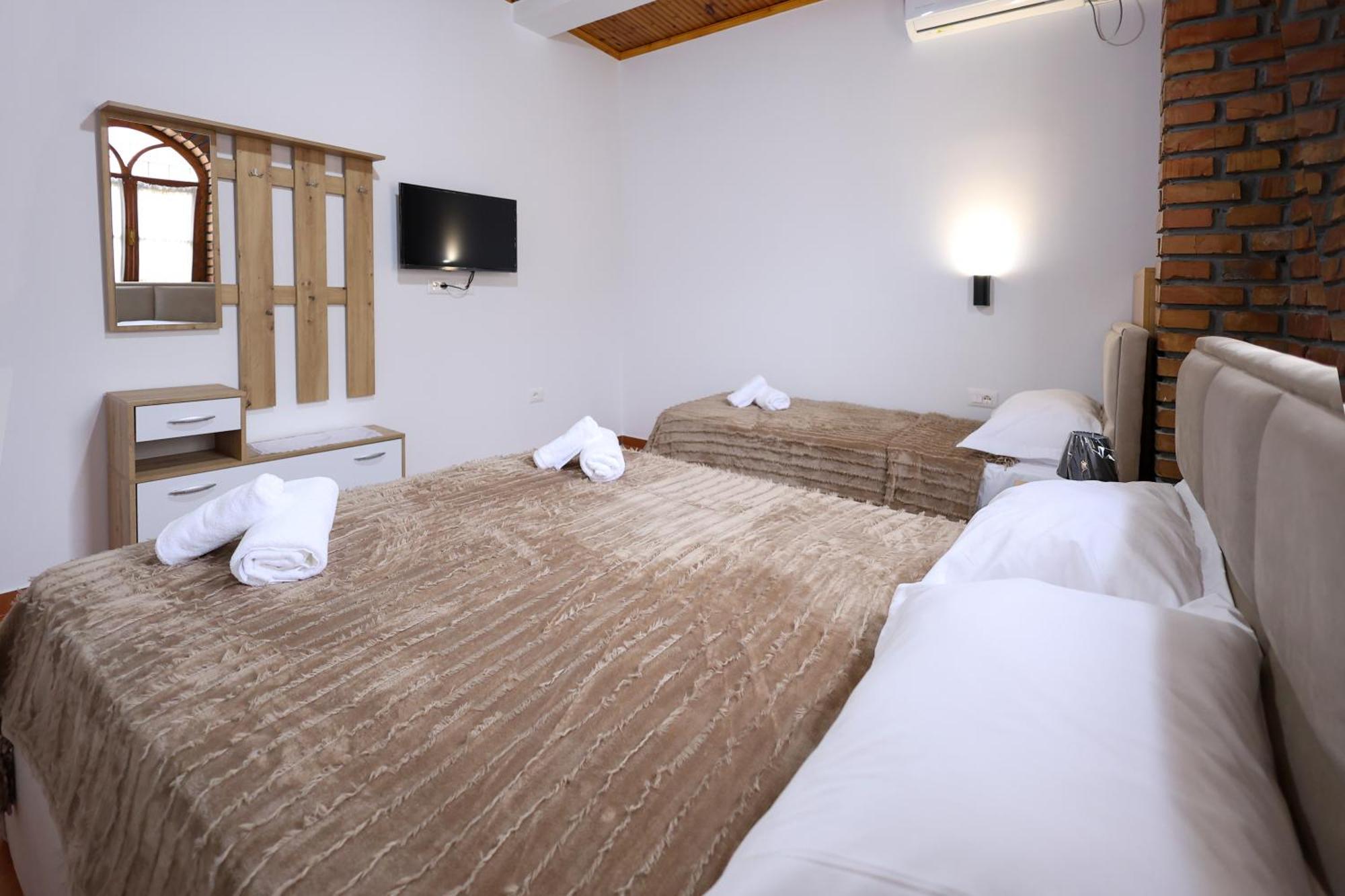 Hotel Boutique Buzi Berat Exterior photo