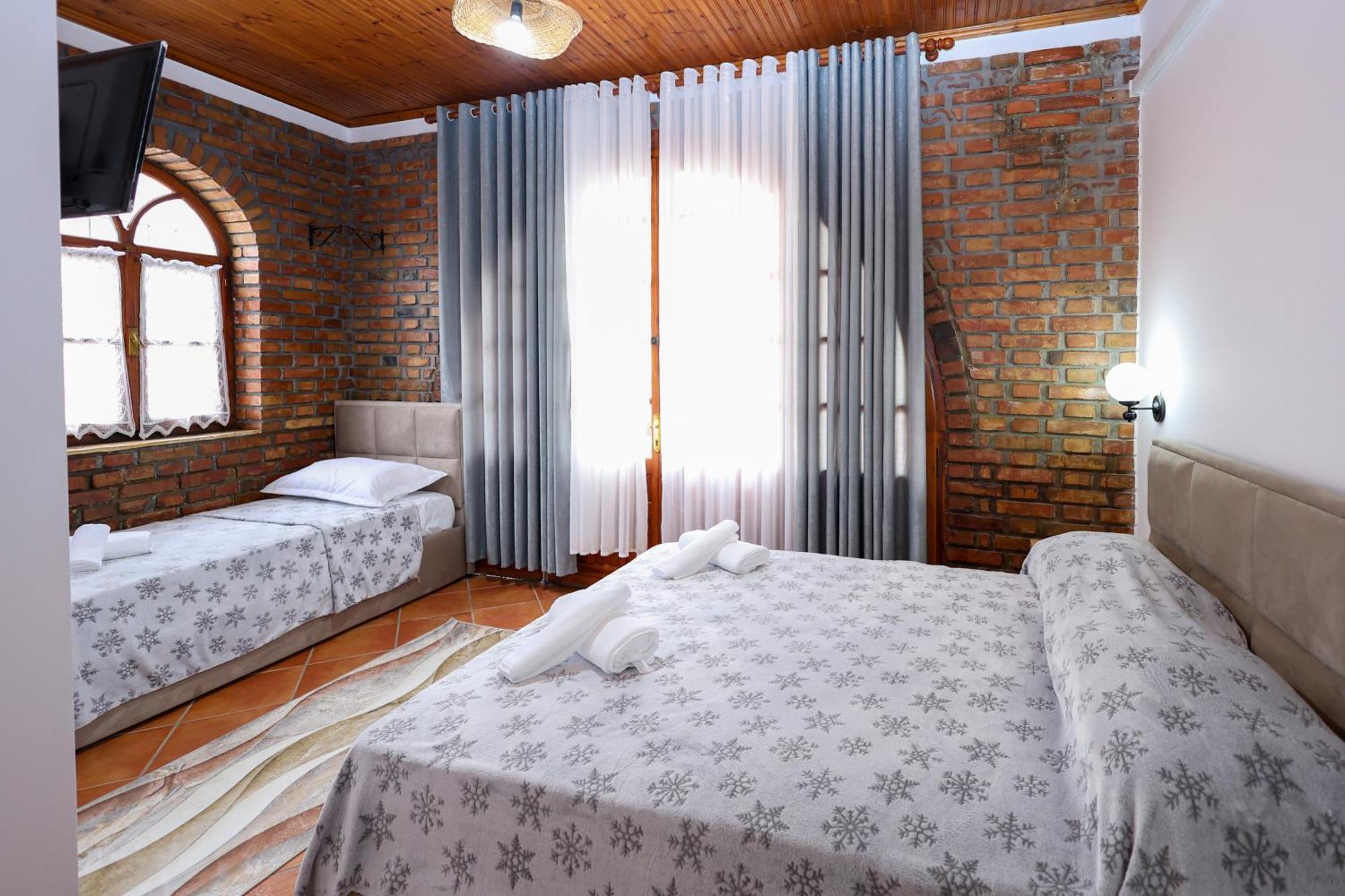 Hotel Boutique Buzi Berat Exterior photo