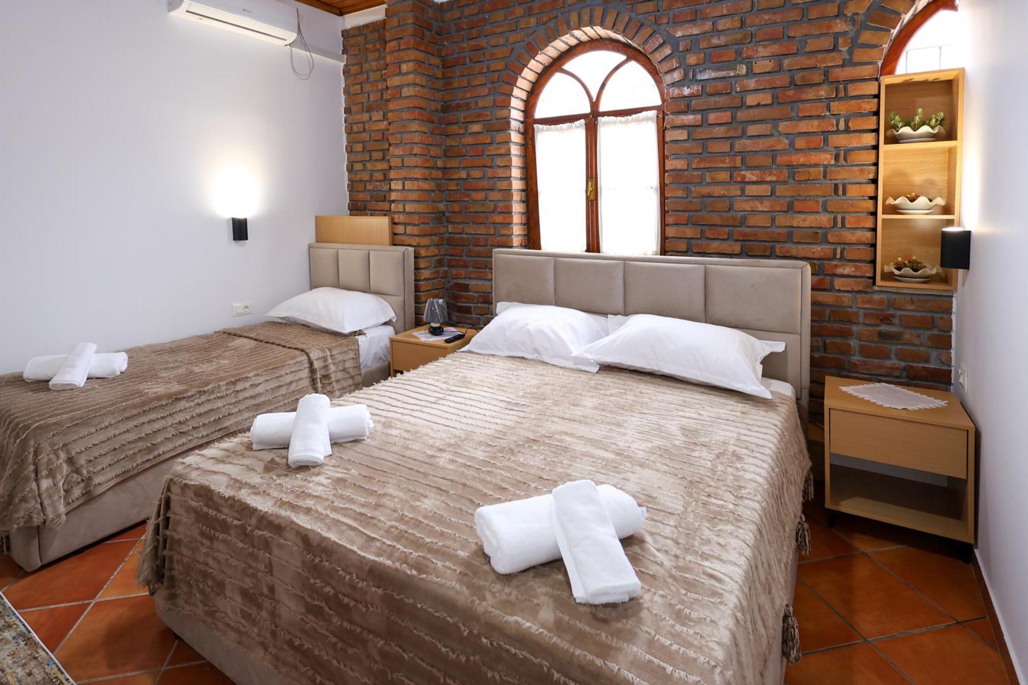 Hotel Boutique Buzi Berat Exterior photo
